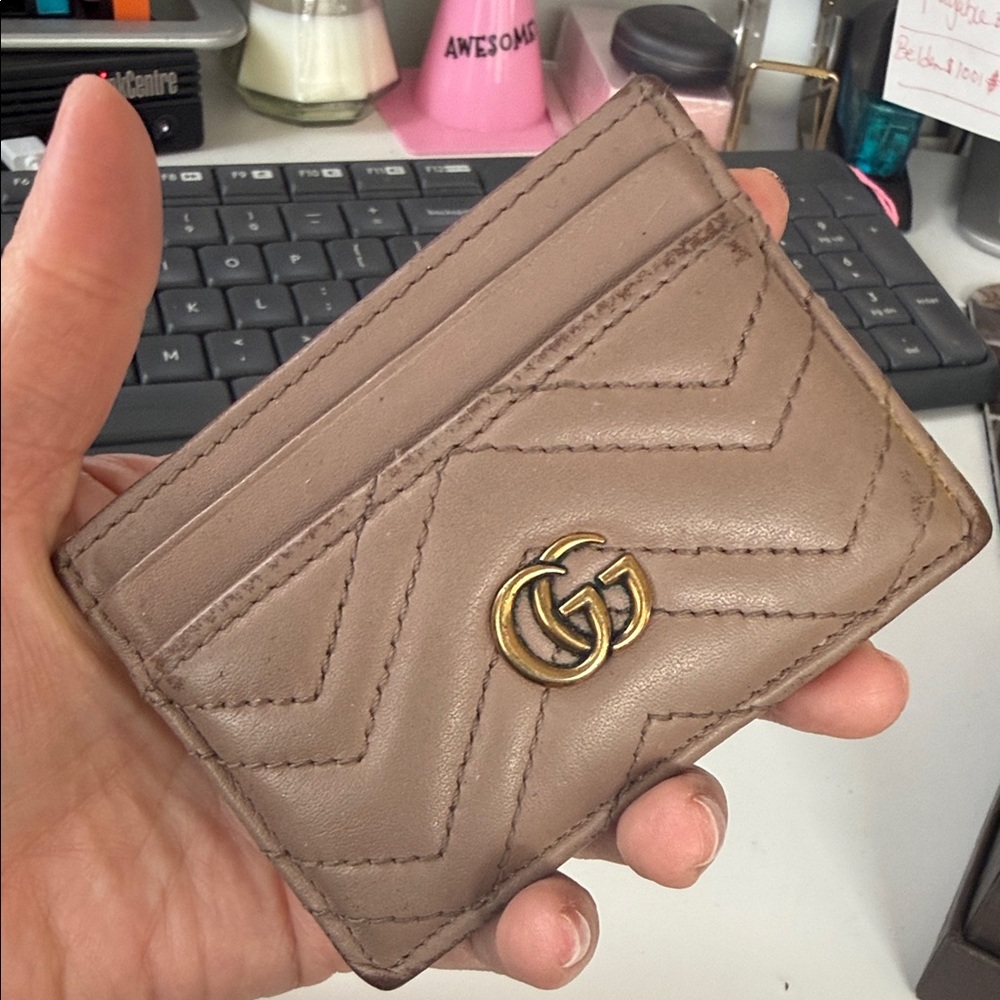 Gucci beige quilted leather card holder with gold GG